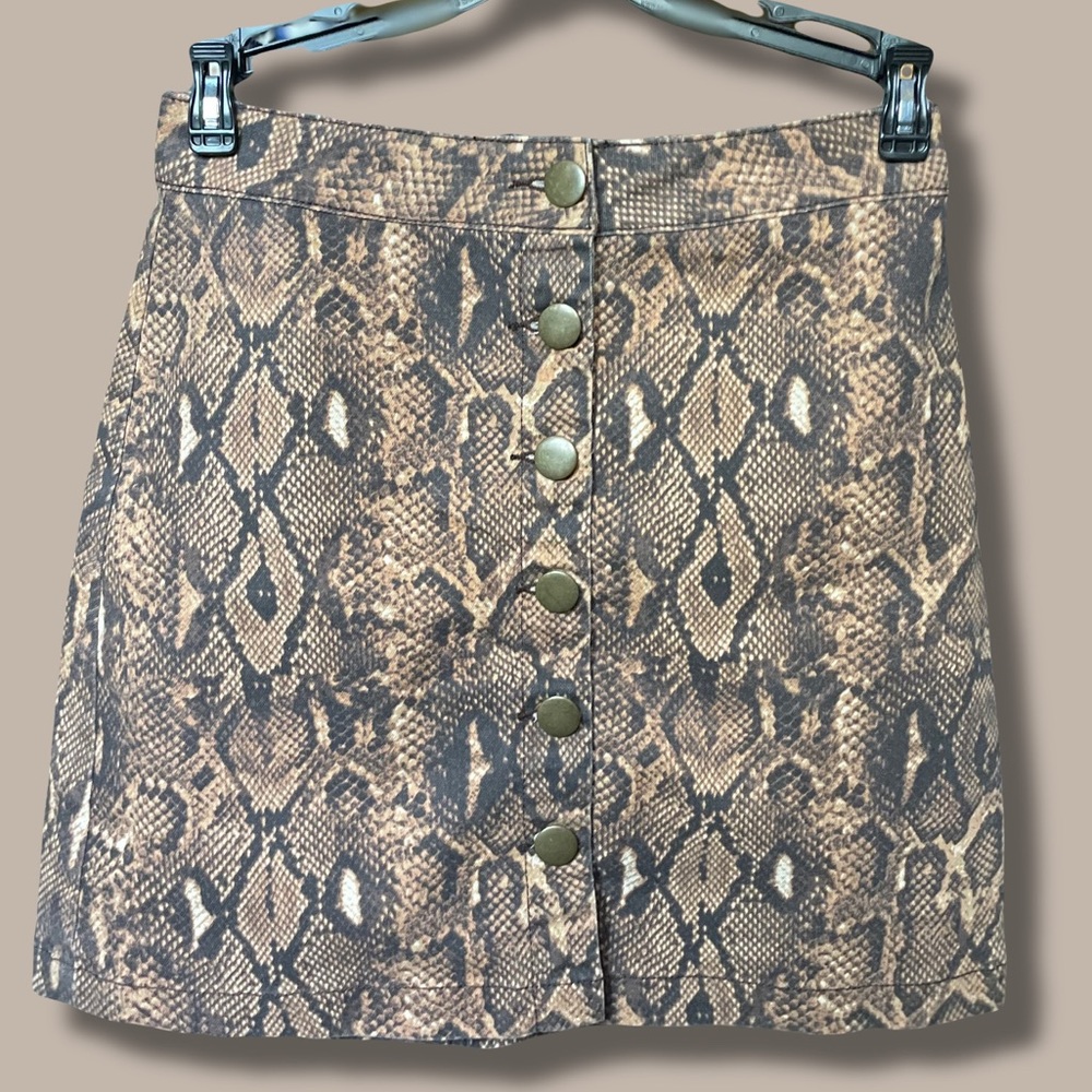 Gianni Bini Snake Skin Print Skirt. Size: x-small